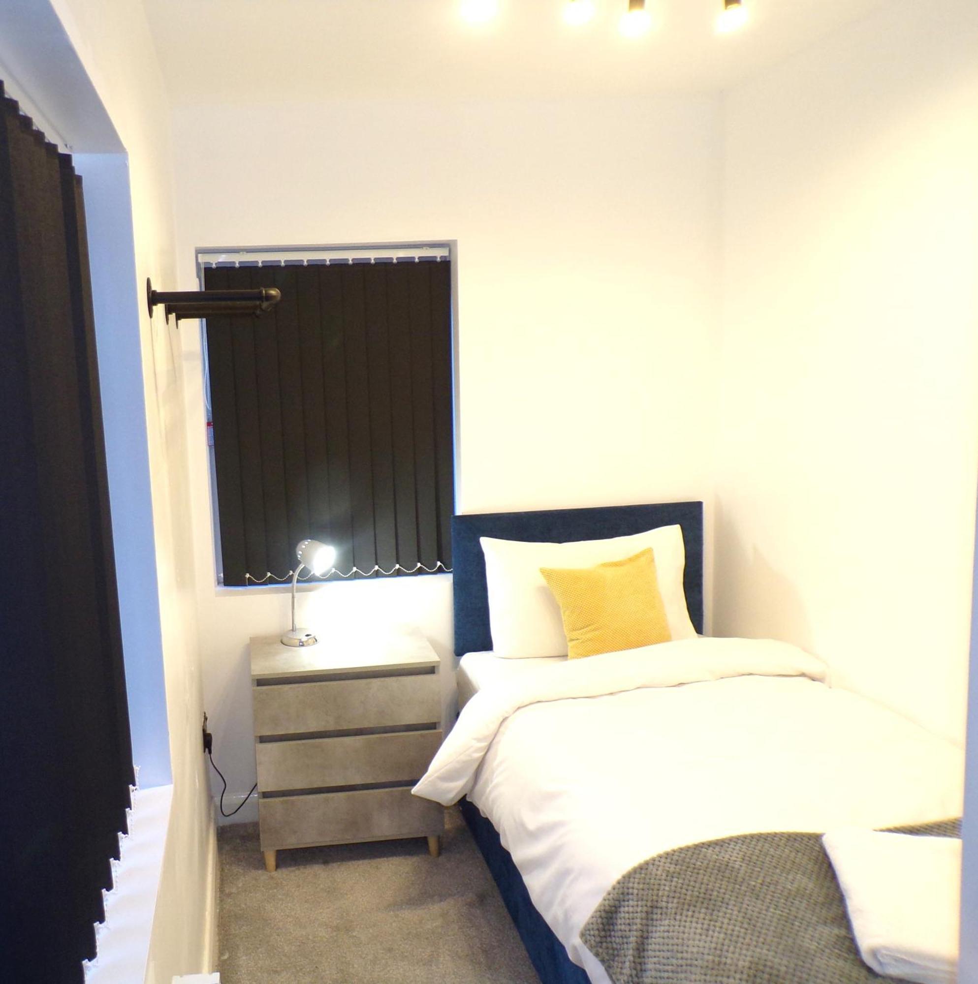 Hazelhurst House - 4 Bedrooms 2 Bathrooms Stoke-on-Trent Екстериор снимка